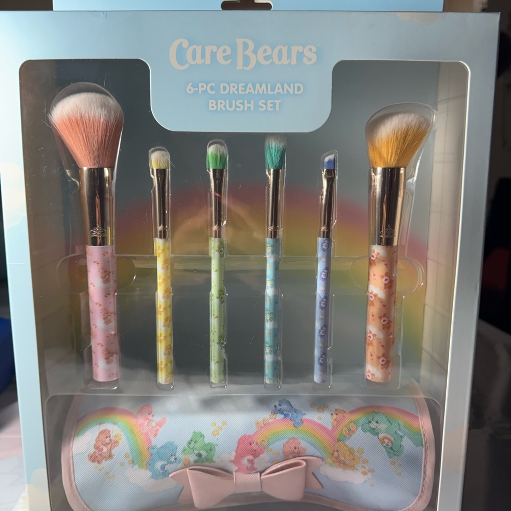 Care Bears Dreamland Brush Set with Pastel Colors